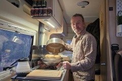 Frühstück mit frischen Brötchen