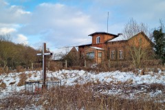 Haus und Kreuz am Wegesrand
